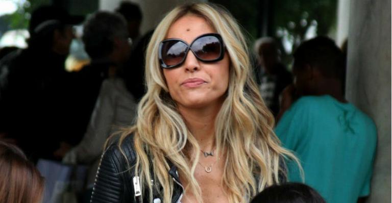 Solteira, Sabrina Sato exibe cabelos loiros