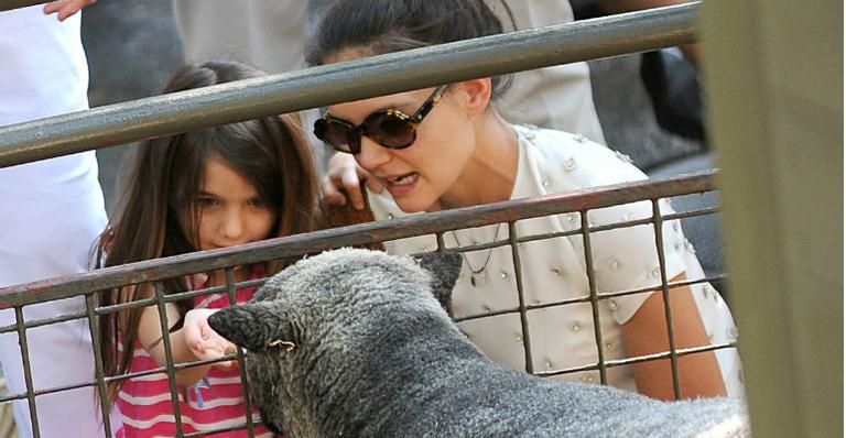 Katie Holmes leva Suri ao zoológico