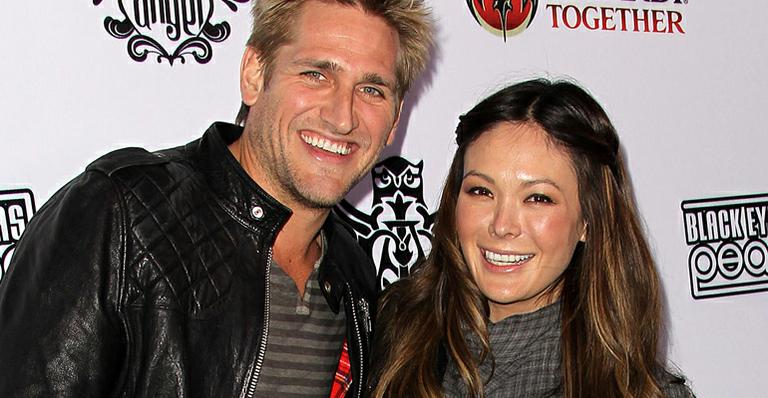 Após três anos de namoro e um filho juntos, Lindsay Price e Curtis Stones ficam noivos