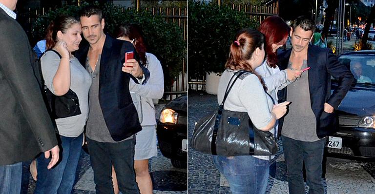 Simpático, Colin Farrell fotografa com fãs em porta de hotel no Rio
