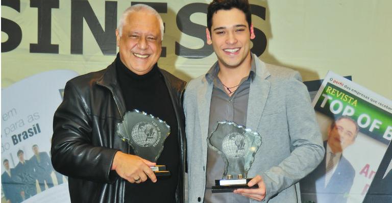 Antonio Fagundes e o filho, Bruno, são homenageados em São Paulo