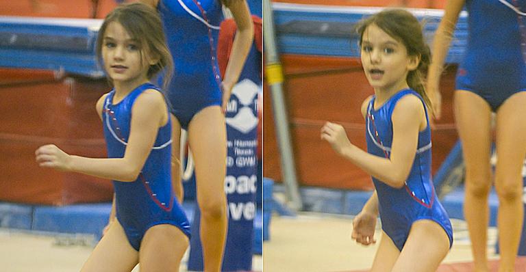 Suri Cruise pratica ginástica vestindo as cores da bandeira dos Estados Unidos