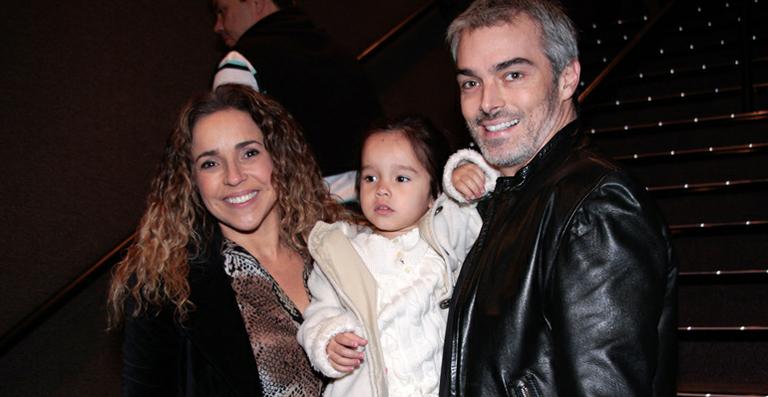 Acompanhada do marido, Daniela Mercury leva a filha ao teatro em SP