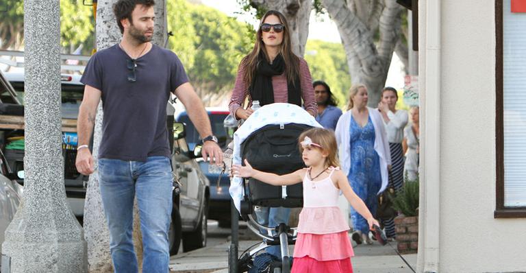Alessandra Ambrosio curte família em Los Angeles