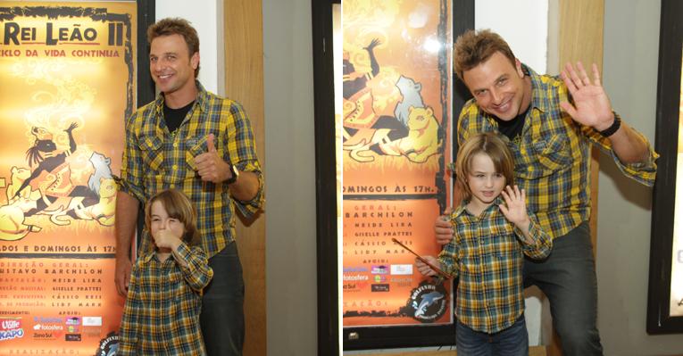 Com looks iguais, Cássio Reis e o filho Noah vão ao teatro