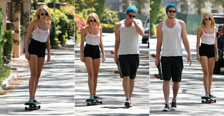 Miley Cyrus exibe belíssima forma ao andar de skate em Los Angeles
