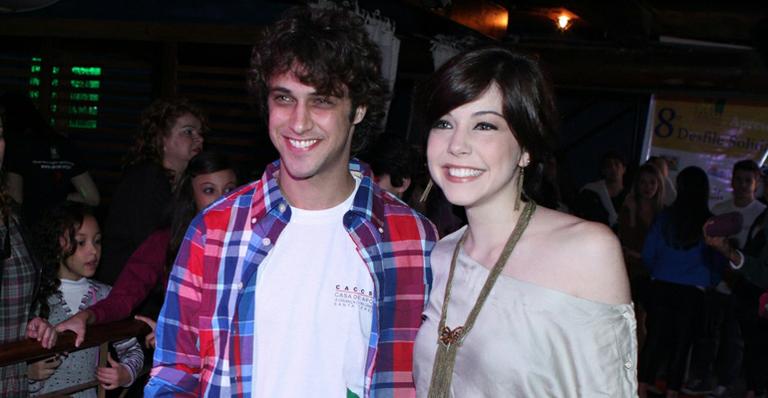 Bia Arantes e  Ronny Kriwat participam de desfile beneficente no Rio