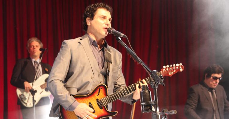 Encerrando a festa, Frejat celebra o rock na capital baiana