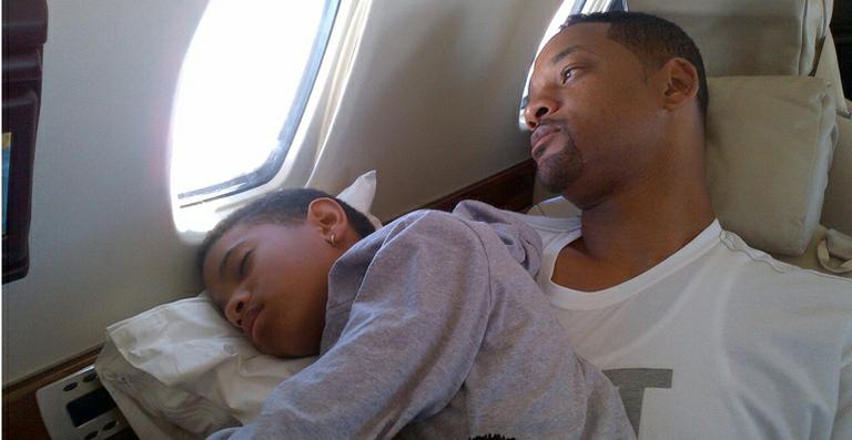 Em foto, Willow Smith dorme no colo de seu pai