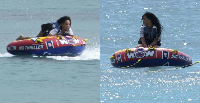 Rihanna esquia com boia em Barbados