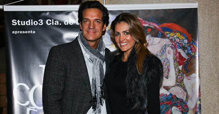 Carlos Machado apresenta nova namorada em evento em São Paulo