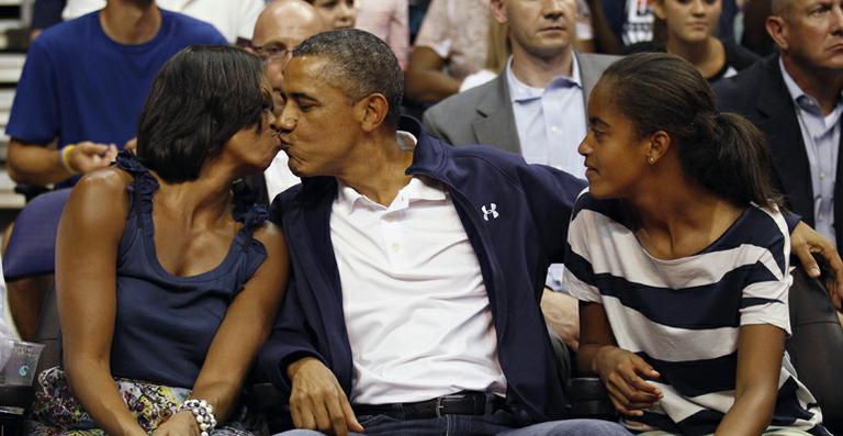 Barack Obama beija esposa em jogo de basquete