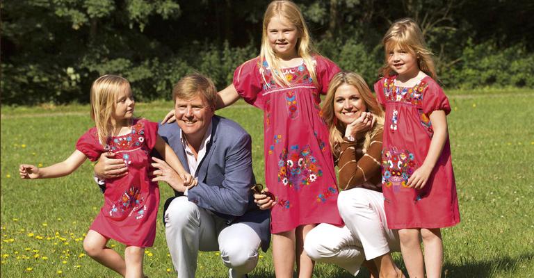 Família real holandesa se reúne em jardim para sessão de fotos especiais