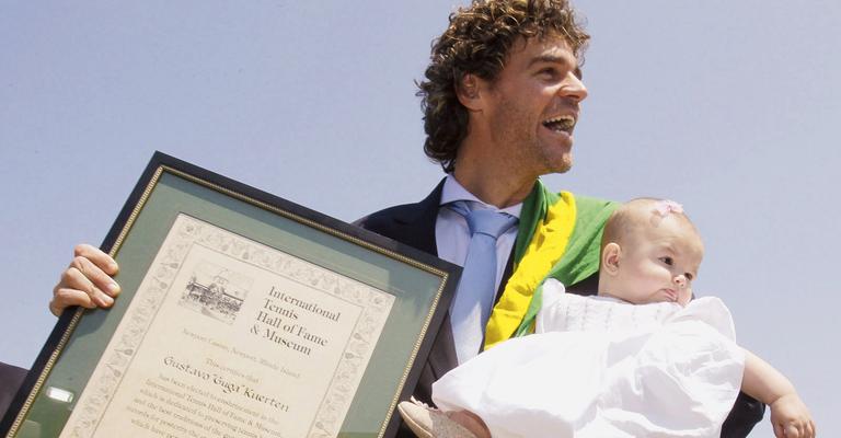 Com a filha no colo, Guga Kuerten é homenageado pelo Hall da Fama do Tênis