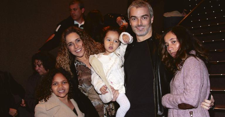 Daniela Mercury confere musical ao lado da família