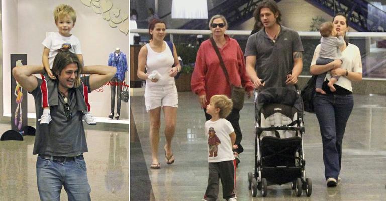 Dado Dolabella curte a família em passeio no shopping