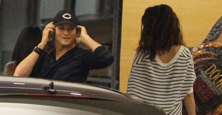 Mila Kunis nega romance com Ashton Kutcher