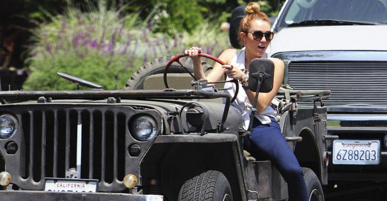 Miley Cyrus brinca no volante de jipe em Los Angeles
