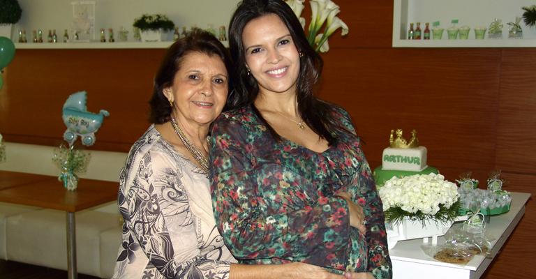 Raquel Nunes recebe amigas da Record em seu chá de bebê