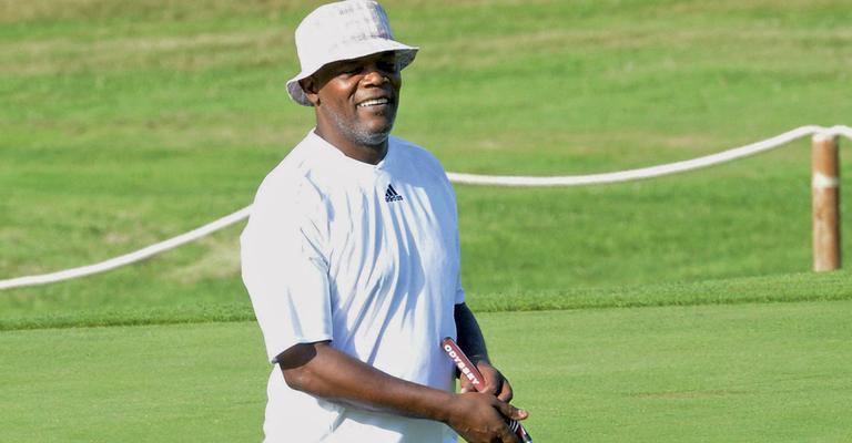 Astro Samuel L. Jackson pratica golfe na Itália
