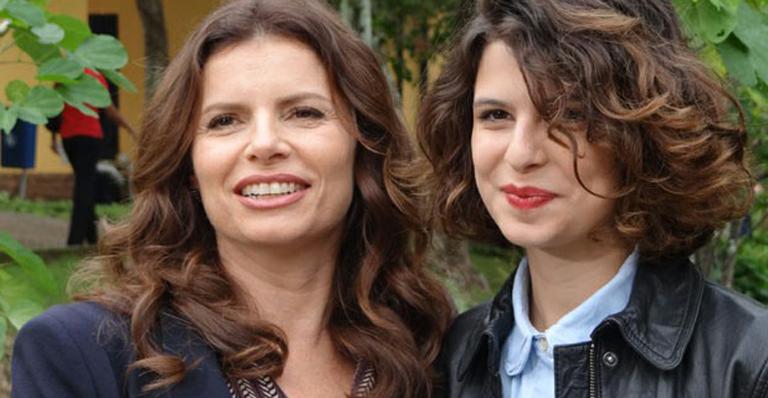 Débora Bloch recebe visita da filha Julia em gravação de ‘Avenida Brasil’