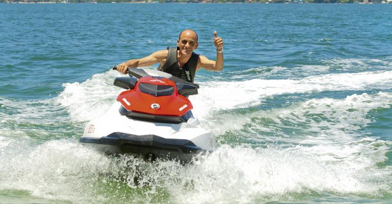 Mestre Ciça realiza sonho ao andar de jet ski em Angra dos Reis