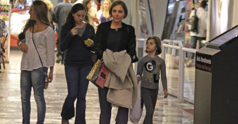 Heloísa Périssé faz compras com as filhas no Rio