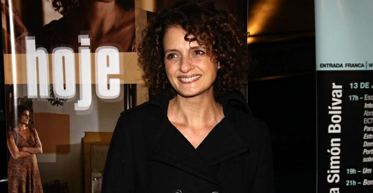 Denise Fraga confere exibição de seu novo filme em SP
