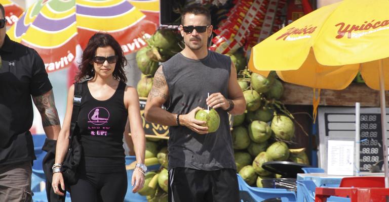 Colin Farrell curte passeio e água de coco em Ipanema