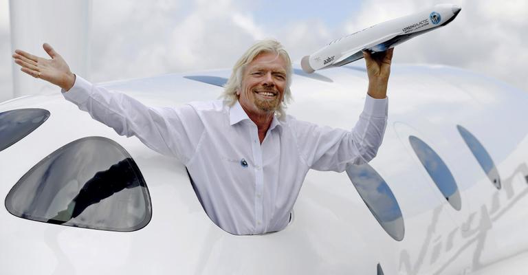 Richard Branson mostra réplica de seu novo foguete
