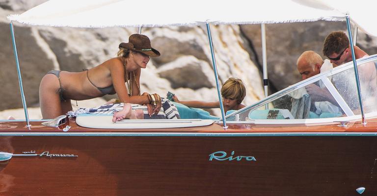 Elle Macpherson passeia com os filhos em Ibiza, na Espanha