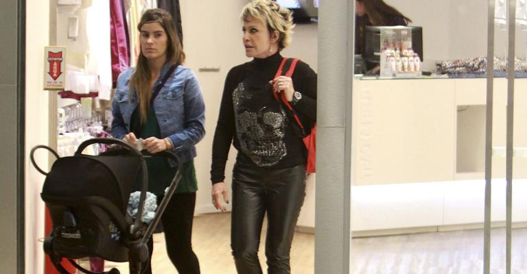Ana Maria Braga curte passeio entre o neto e a nora