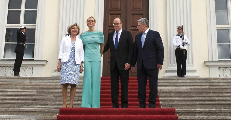Príncipe Albert II é recebido pelo presidente alemão em Berlim