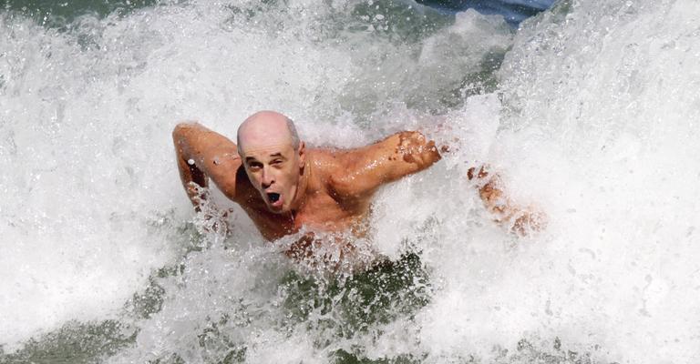 Marcos Caruso exibe boa forma na praia
