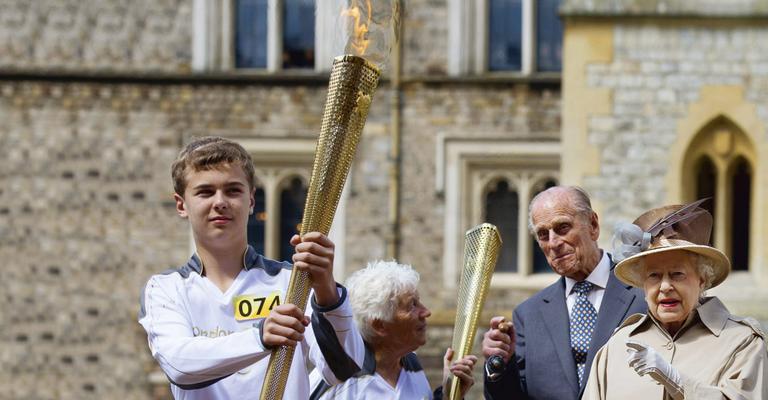 Elizabeth II e Philip participam do evento da tocha Olímpica na Inglaterra