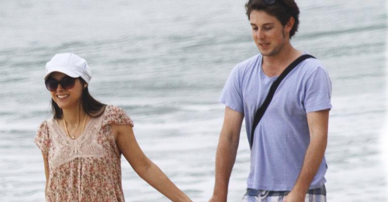 Fernanda Machado passeia com o namorado americano na praia