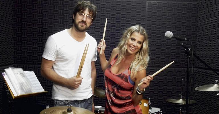 Karina Bacchi faz aulas de bateria com integrante da banda Fresno