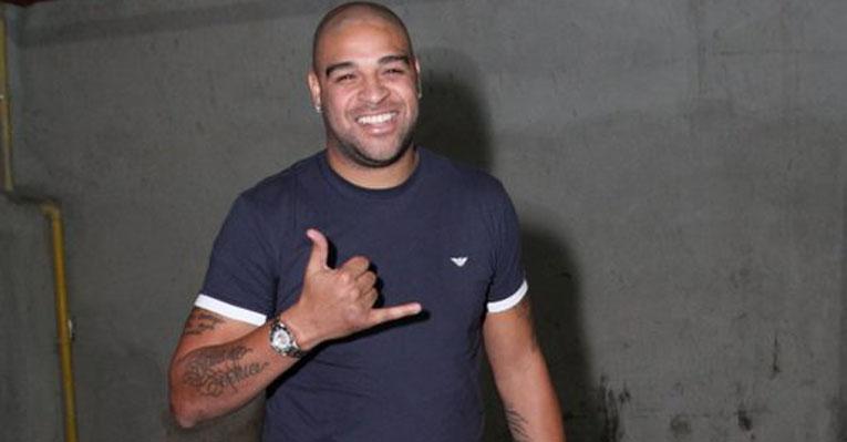 Adriano curte show de Alexandre Pires no Rio de Janeiro