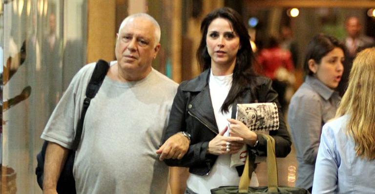 Antonio Fagundes passeia de braços dados com a ex-namorada Alexandra Martins