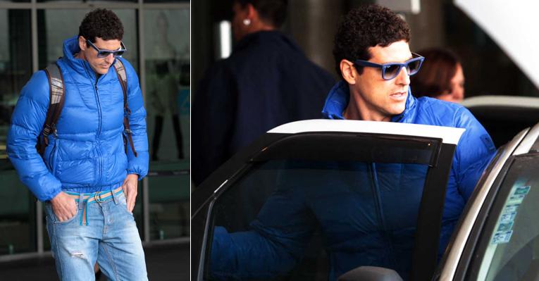 Reynaldo Gianecchini esbanja estilo em passagem por aeroporto
