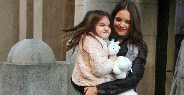 Katie Holmes proíbe grifes de presentear a filha Suri