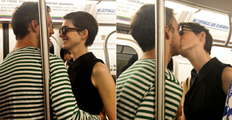 Anne Hathaway troca beijos com o noivo em metrô em Nova York
