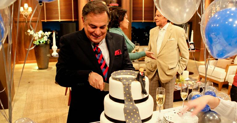 Ronnie Von ganha festa surpresa em seu programa na TV e anuncia shows