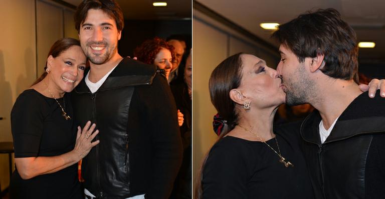 Susana Vieira recebe o carinho do namorado em evento