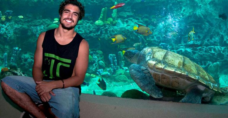 De férias da televisão, Caio Castro aproveita as atrações do Sea World