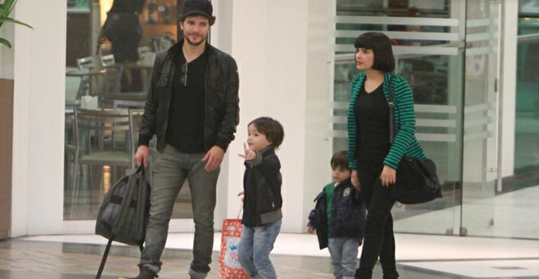 Recém-separados, Daniel de Oliveira e Vanessa Giácomo curtem tarde com os filhos
