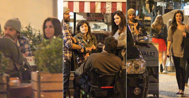 Sorridente, Alinne Moraes janta com o namorado e amigos no Rio