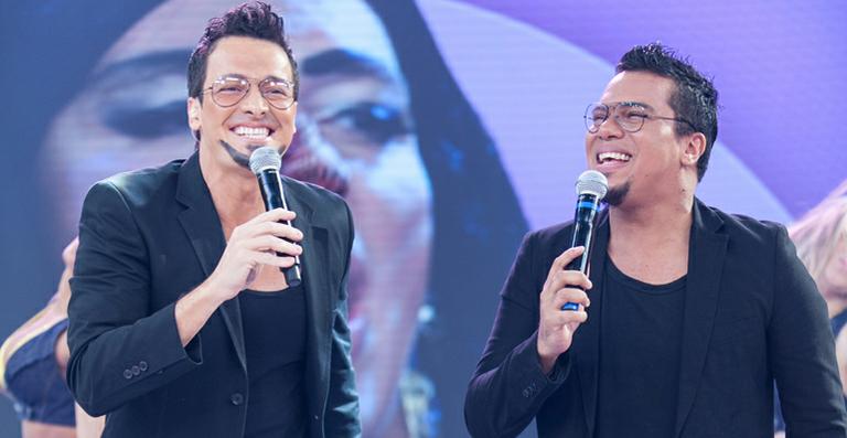 Rodrigo Faro aprende a dançar ‘Assim Você Mata o Papai’ com vocalista do Sorriso Maroto