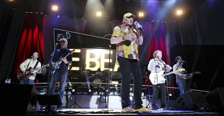 The Beach Boys celebra seus 50 anos e comemora sucesso de novo álbum