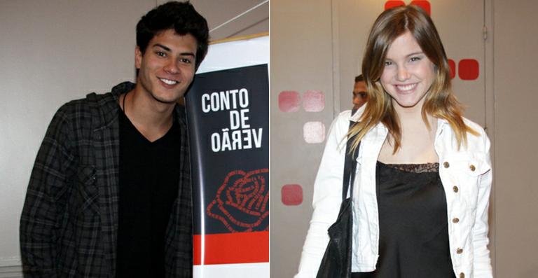 Arthur Aguiar e Alice Wegmann não ficam próximos em noite no teatro